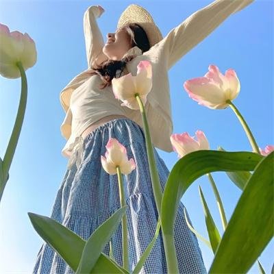 腰间持枪